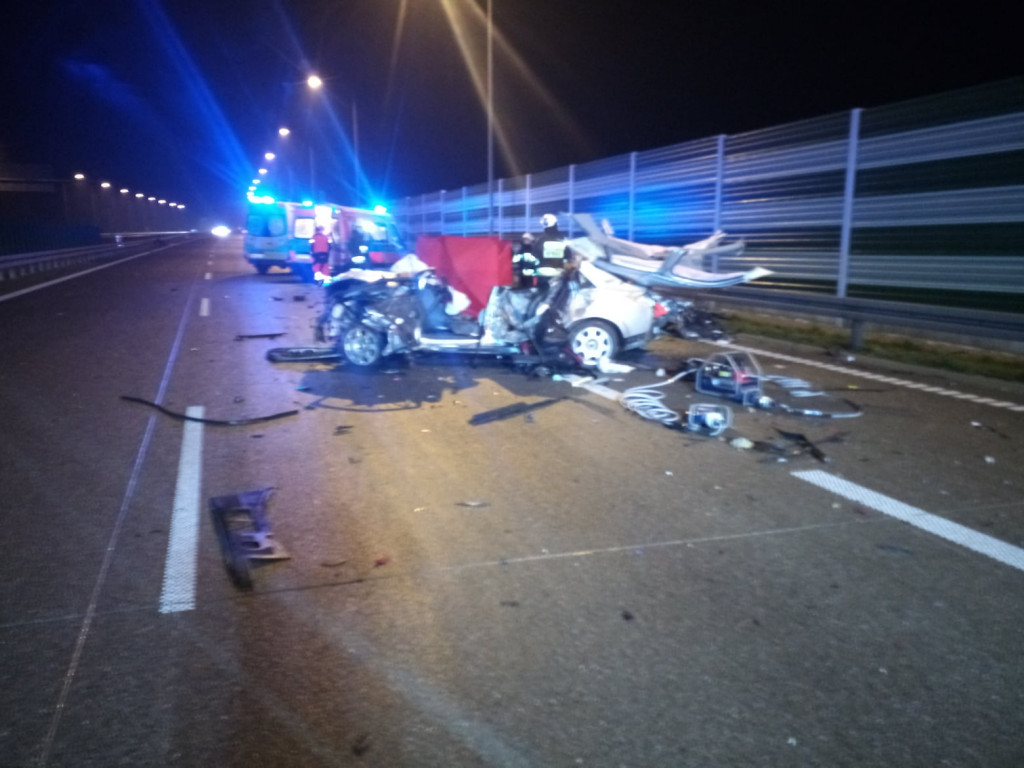 Woźniki. Tragedia na autostradzie. Nie żyją 2 osoby