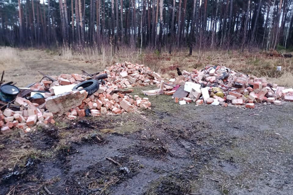Lubliniec. Kto zostawił gruz w lesie? Trzy wysypiska