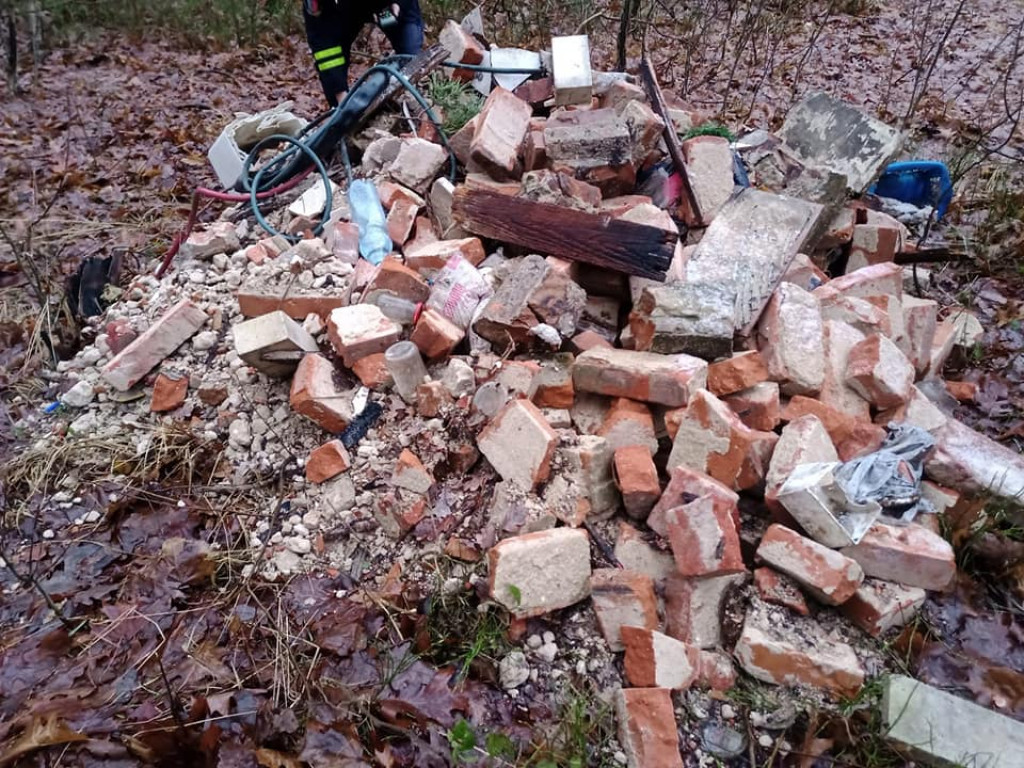 Lubliniec. Kto zostawił gruz w lesie? Trzy wysypiska