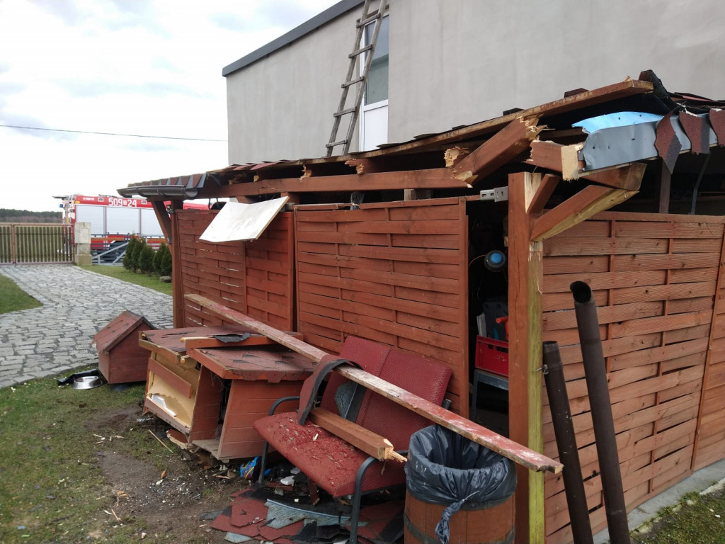 Mocno wieje. Zerwane dachy, powalone drzewa
