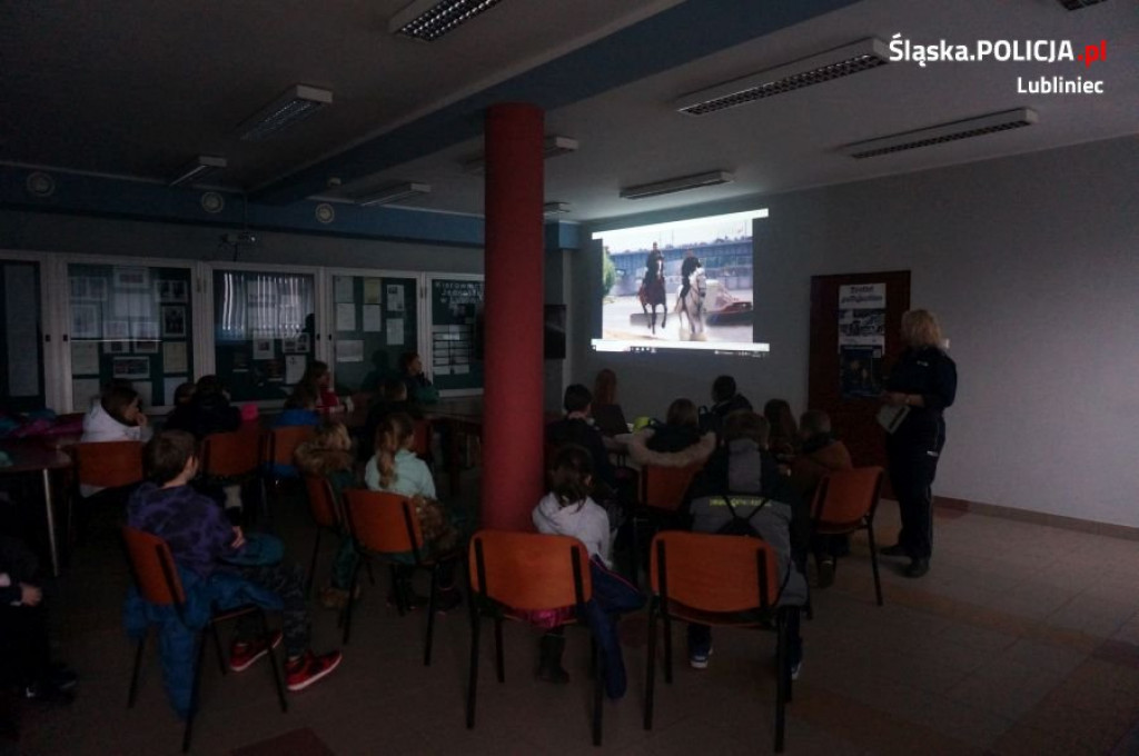 Lubliniec, Herby. Uczniowie w komendzie policji
