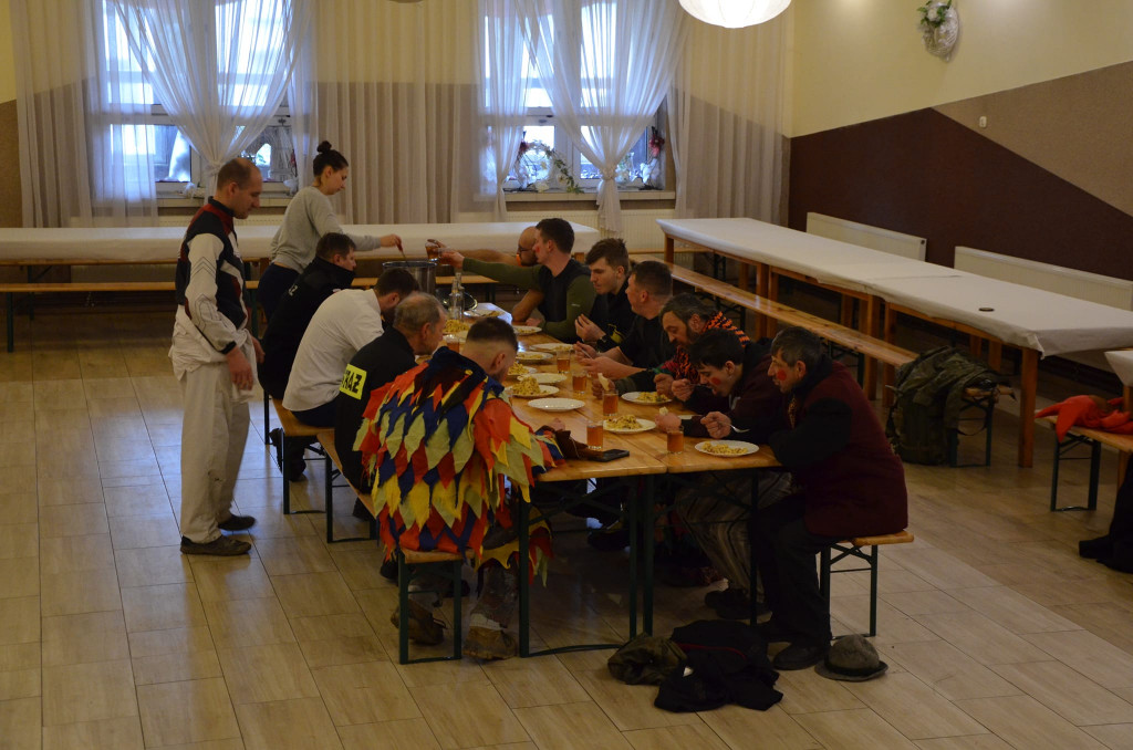 Babienica. Wodzenie bera i jajecznica ze 126 jajek