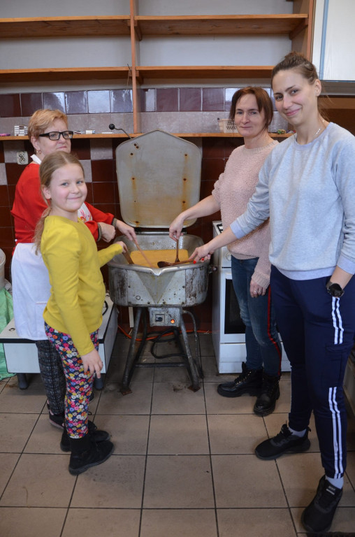 Babienica. Wodzenie bera i jajecznica ze 126 jajek