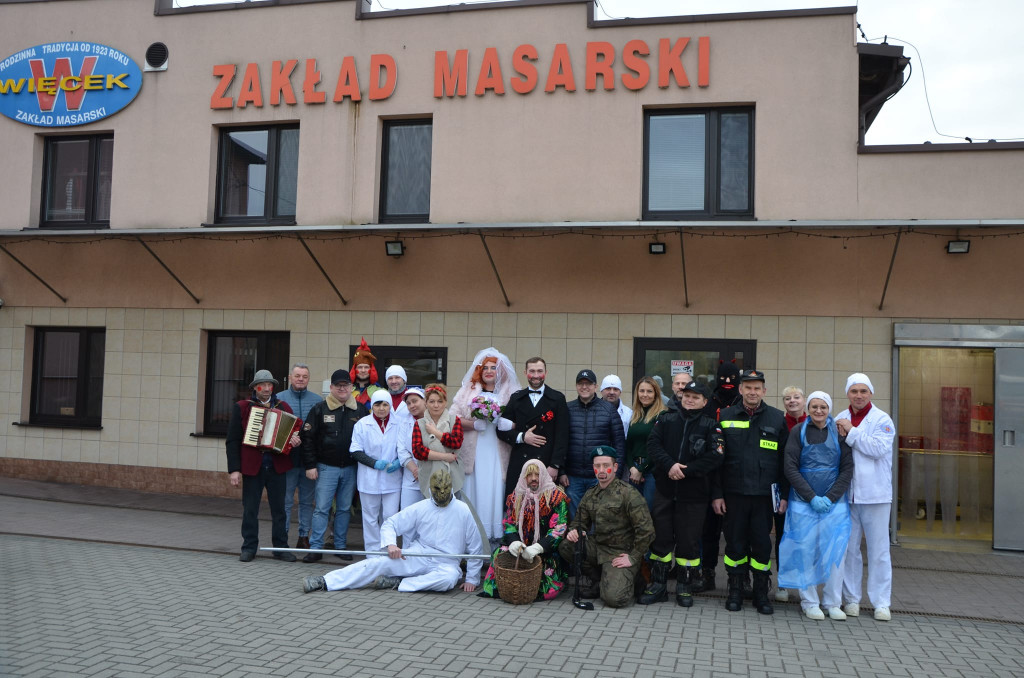 Babienica. Wodzenie bera i jajecznica ze 126 jajek