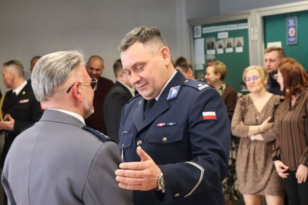 Pięciu policjantów pożegnało się z mundurem