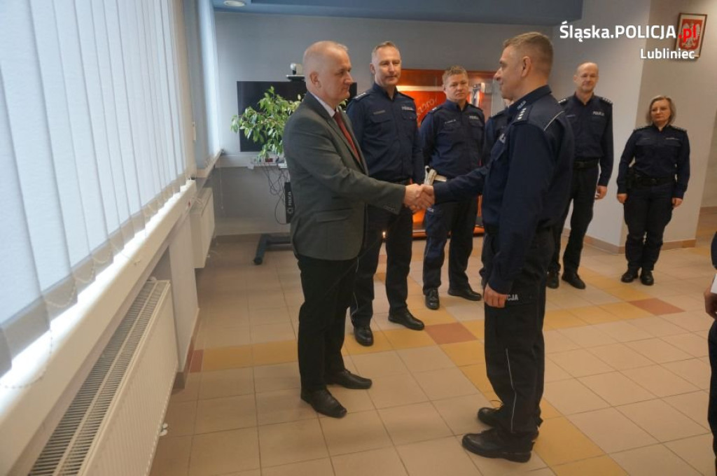 Pięciu policjantów pożegnało się z mundurem