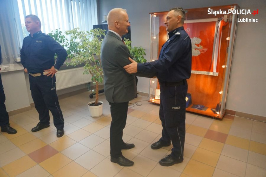 Pięciu policjantów pożegnało się z mundurem