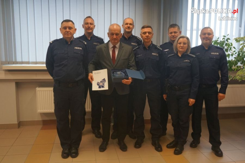Pięciu policjantów pożegnało się z mundurem
