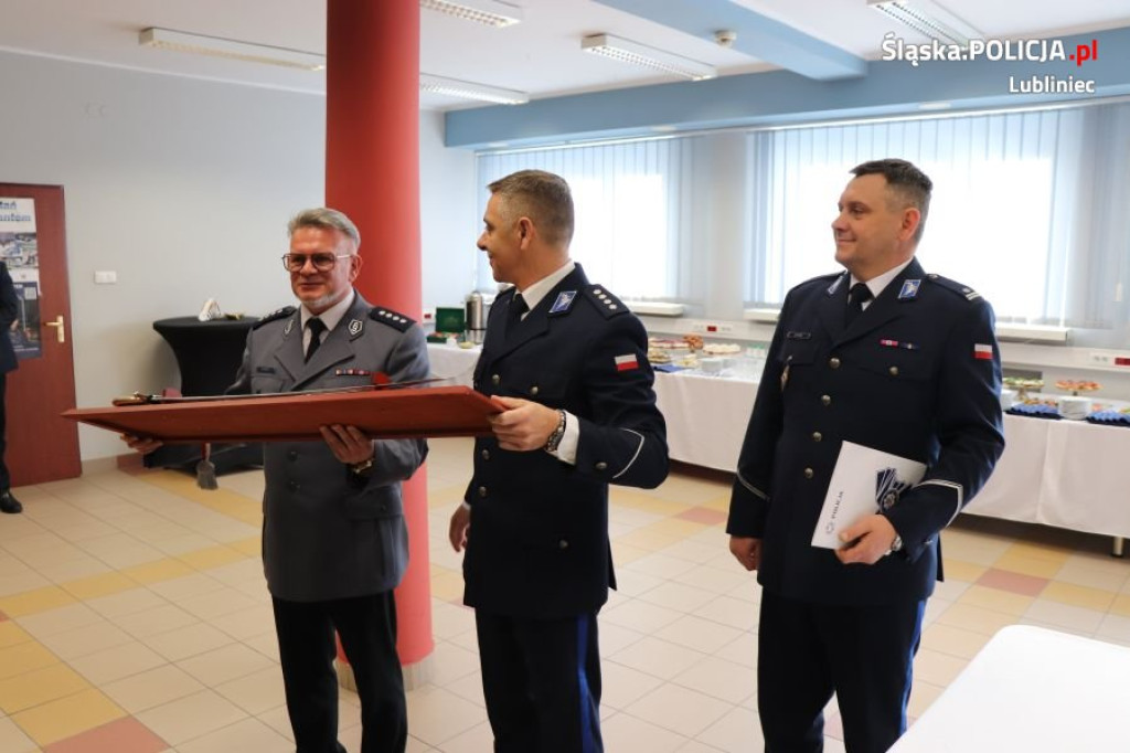 Pięciu policjantów pożegnało się z mundurem