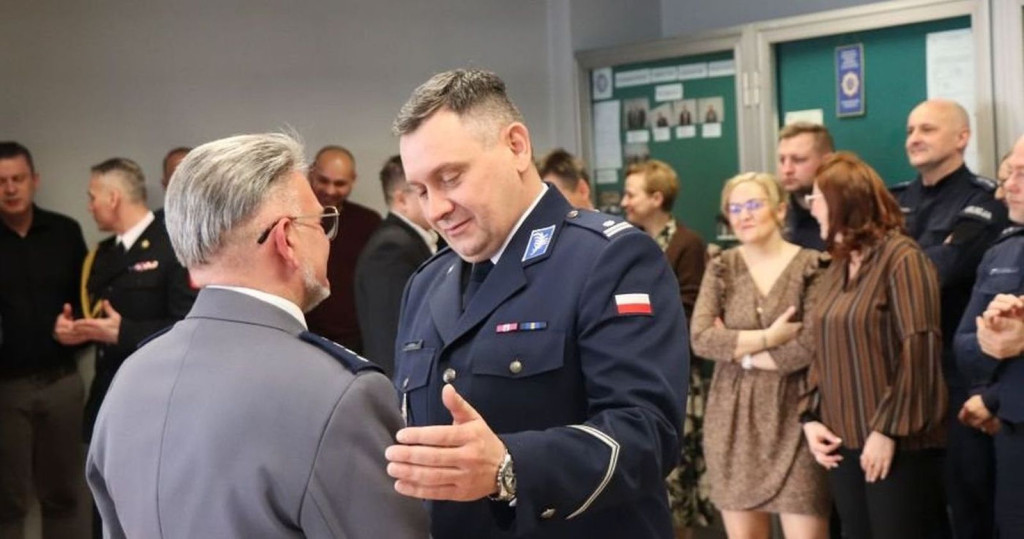 Pięciu policjantów pożegnało się z mundurem