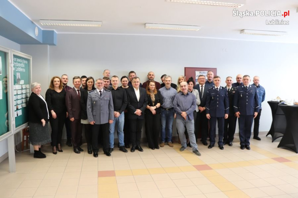 Pięciu policjantów pożegnało się z mundurem
