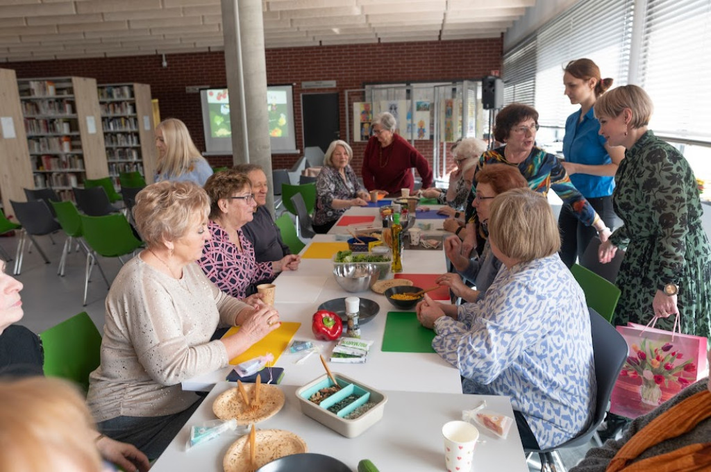 Lubliniec. Seniorzy robili sałatki i kartki
