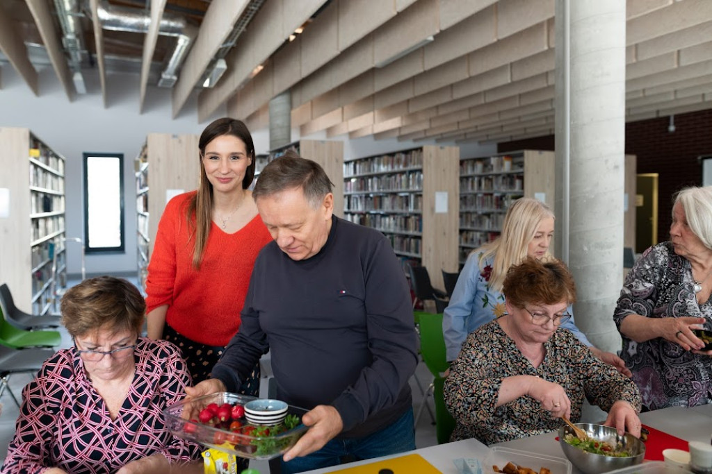 Lubliniec. Seniorzy robili sałatki i kartki