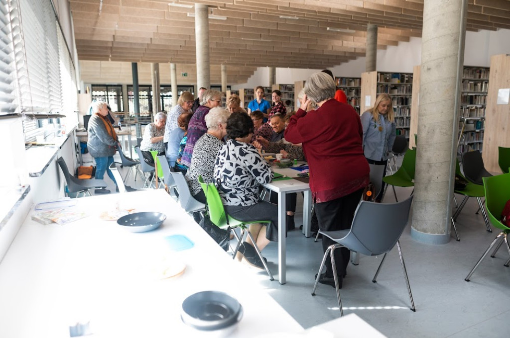 Lubliniec. Seniorzy robili sałatki i kartki