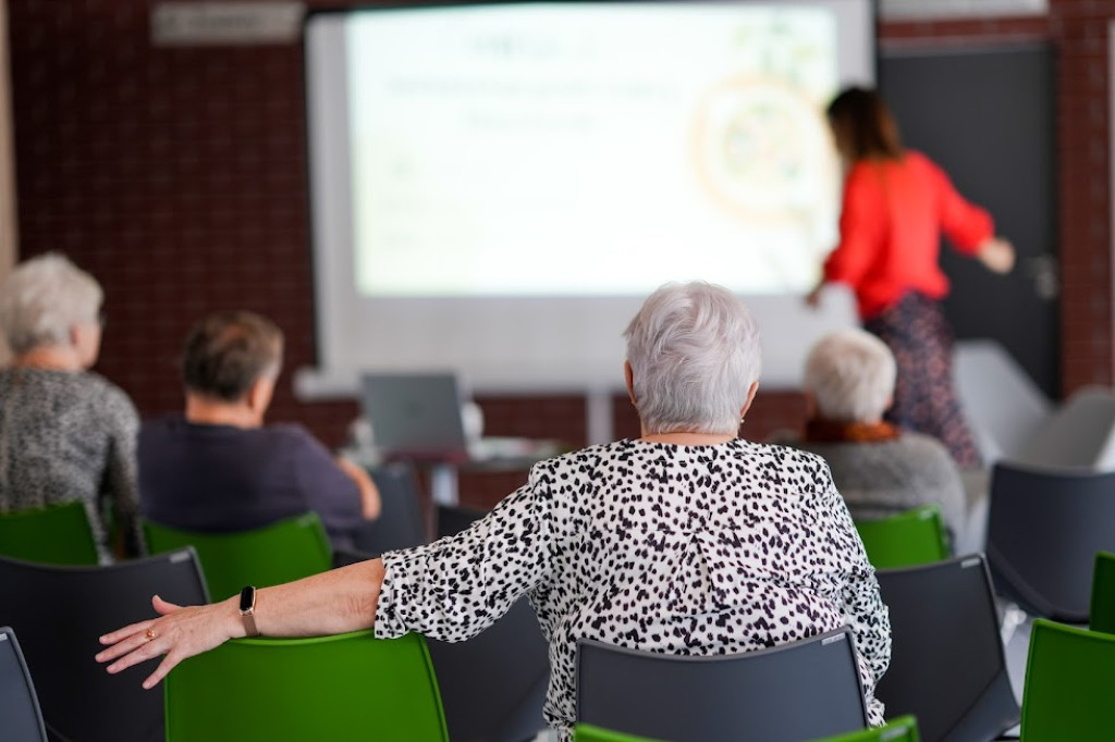 Lubliniec. Seniorzy robili sałatki i kartki