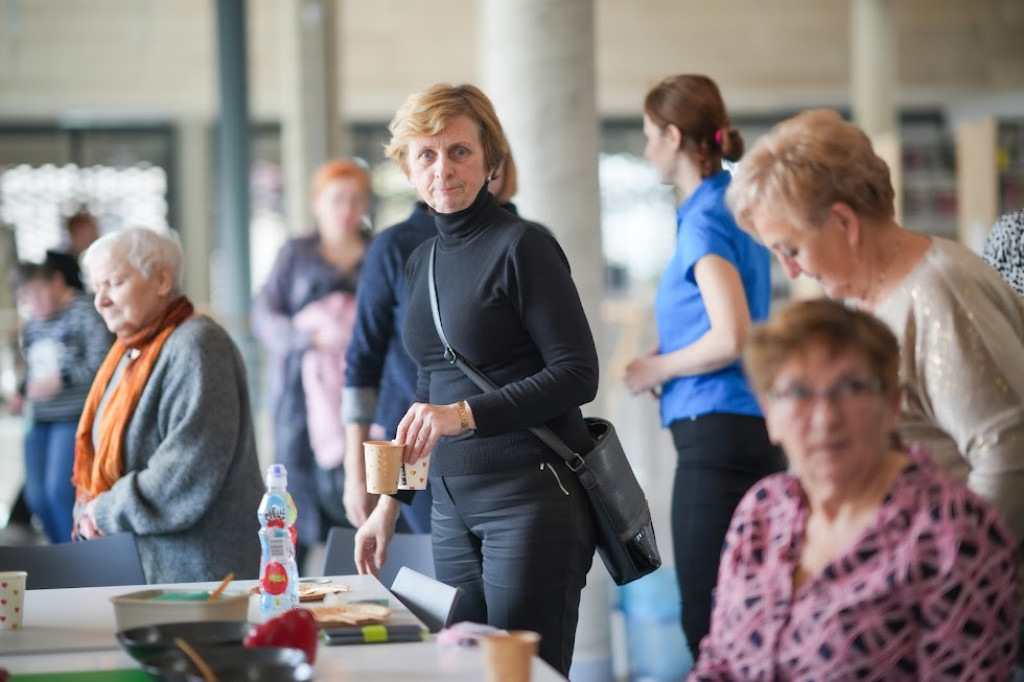 Lubliniec. Seniorzy robili sałatki i kartki