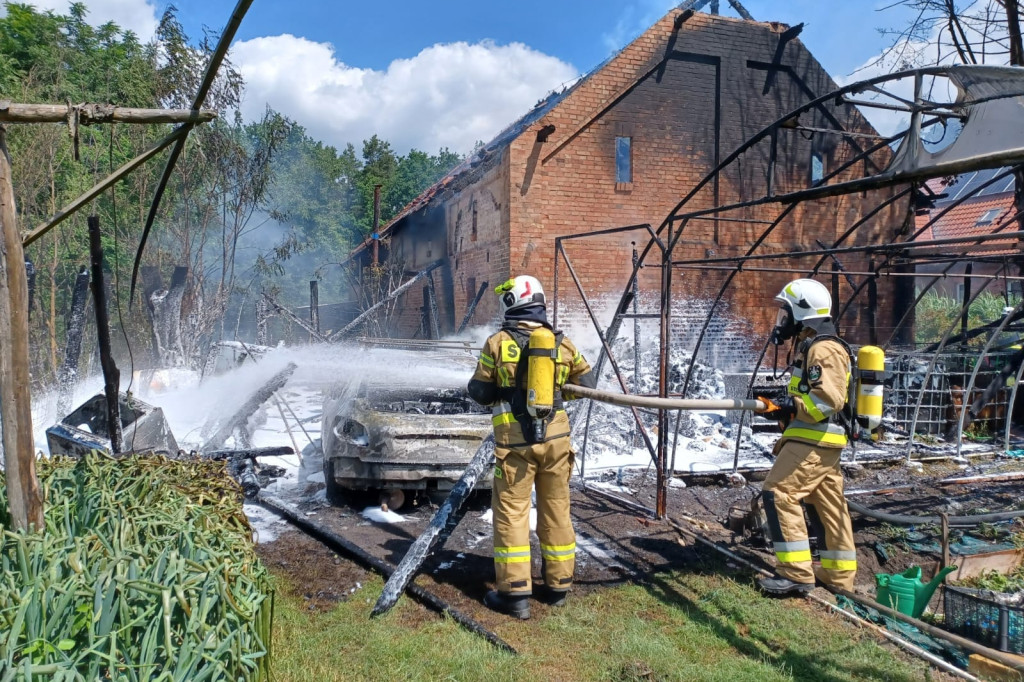 Woźniki. Pożar budynku. 11 zastępów straży w akcji