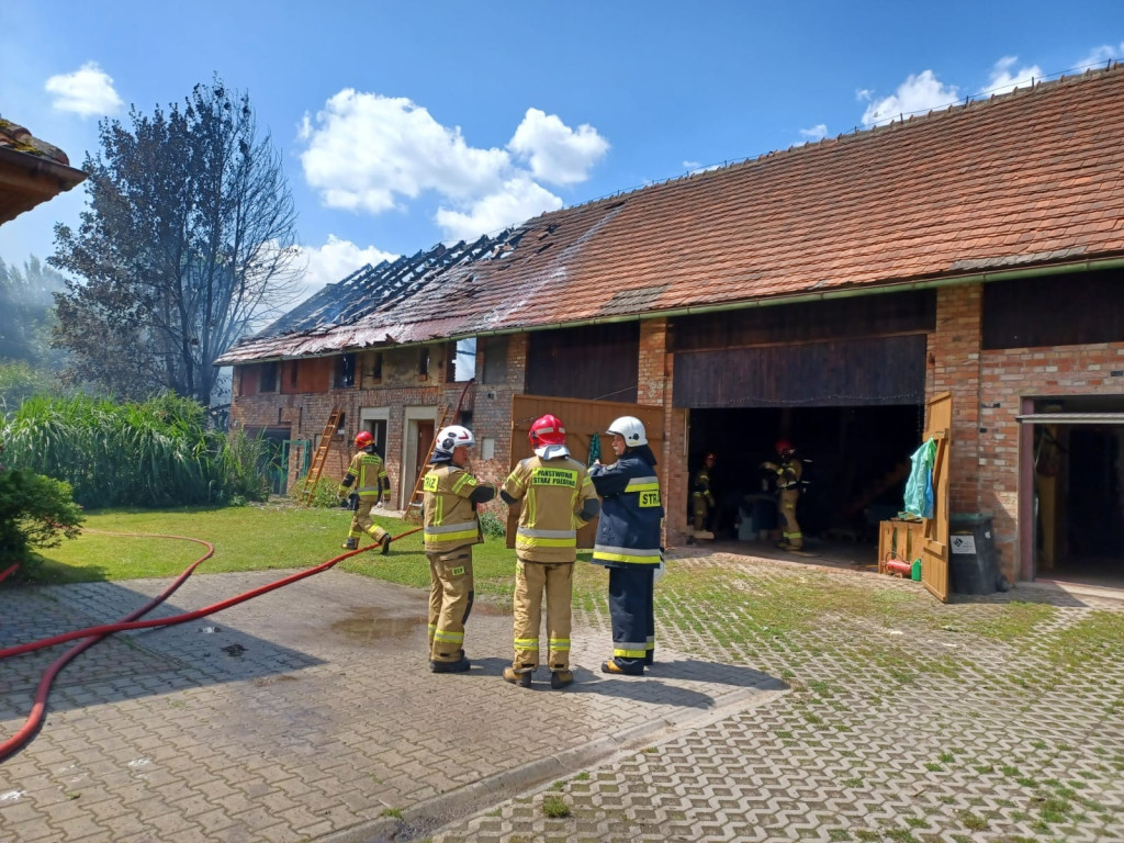 Woźniki. Pożar budynku. 11 zastępów straży w akcji