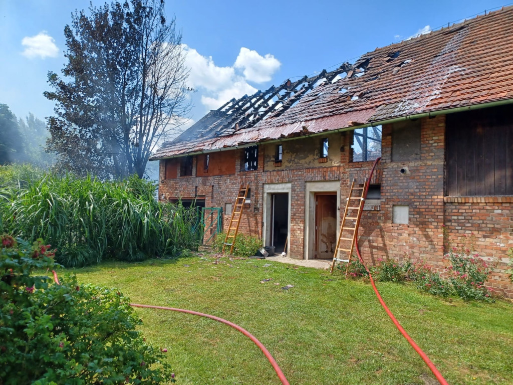 Woźniki. Pożar budynku. 11 zastępów straży w akcji