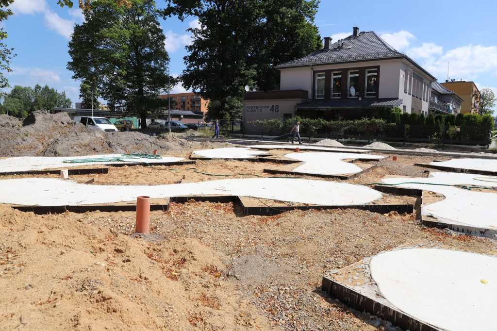 Lubliniec. Budują centrum rekreacyjne i wodny plac zabaw