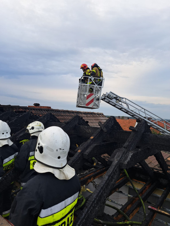 Po burzy. Pożar domu po uderzeniu pioruna [FOTO]