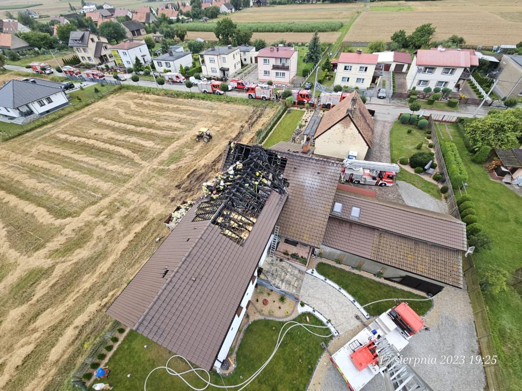 Po burzy. Pożar domu po uderzeniu pioruna [FOTO]