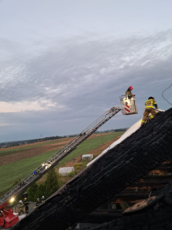 Po burzy. Pożar domu po uderzeniu pioruna [FOTO]