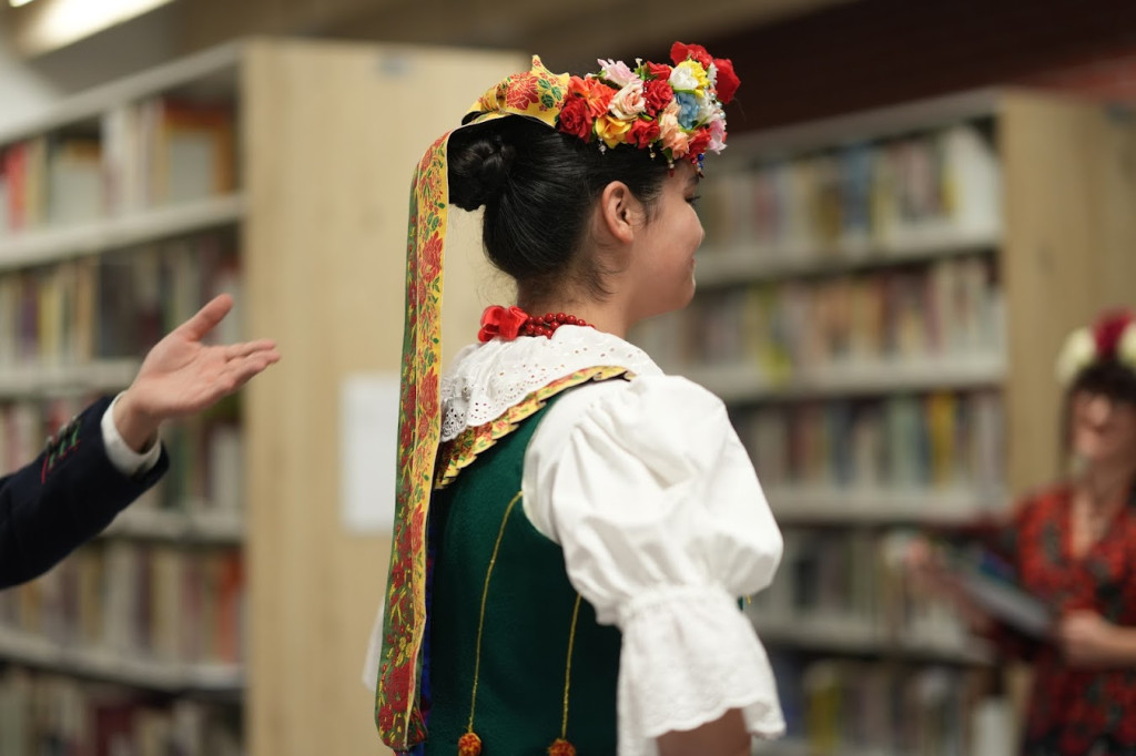 Lubliniec. Pokaz mody na ludowo. Noc w bibliotece