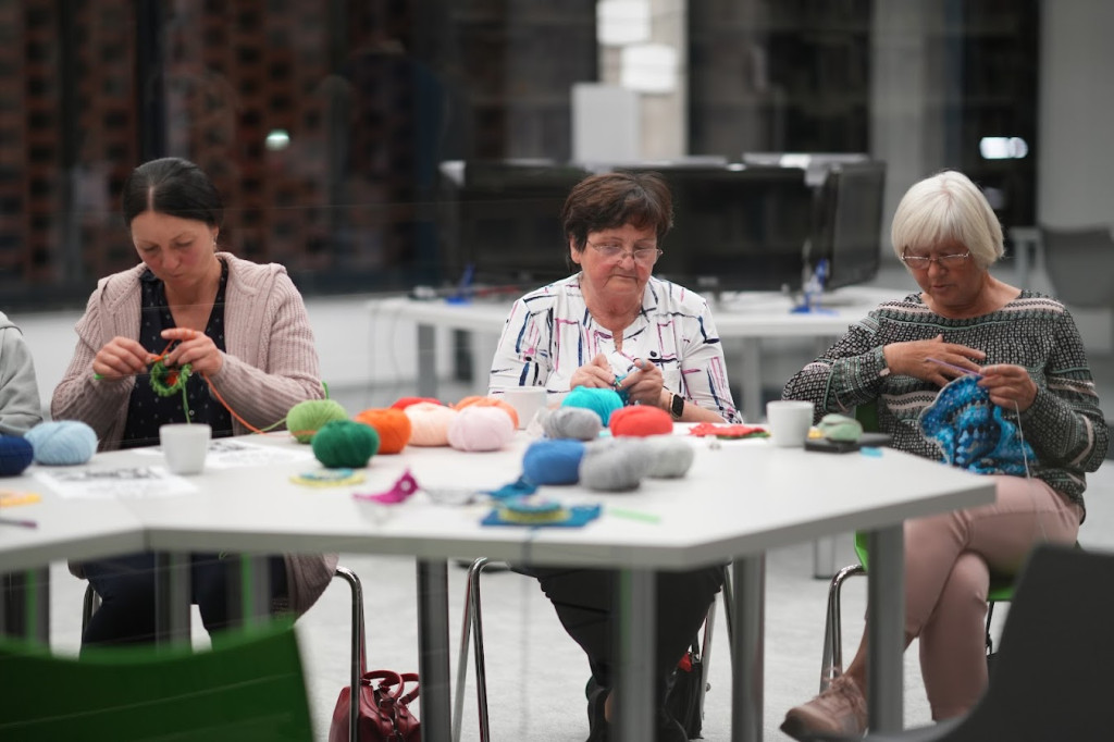 Lubliniec. Pokaz mody na ludowo. Noc w bibliotece