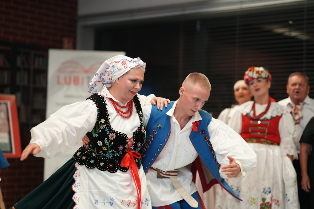 Lubliniec. Pokaz mody na ludowo. Noc w bibliotece