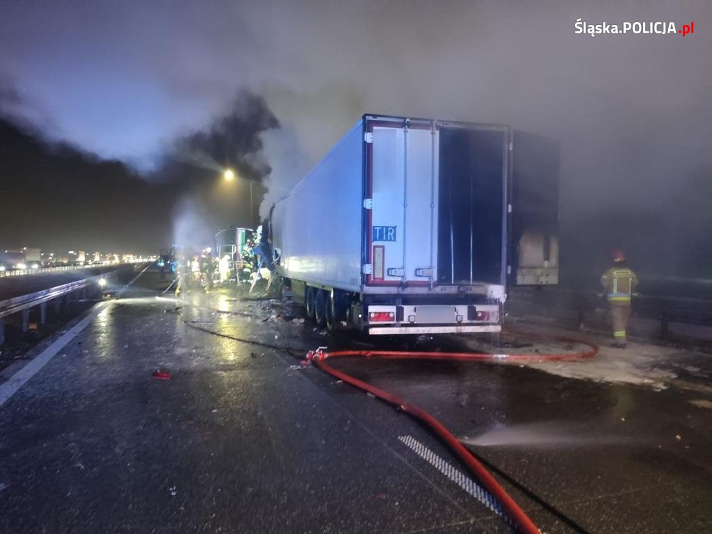 Ciężarówki stanęły w ogniu. Nie żyje kierowca [FOTO]