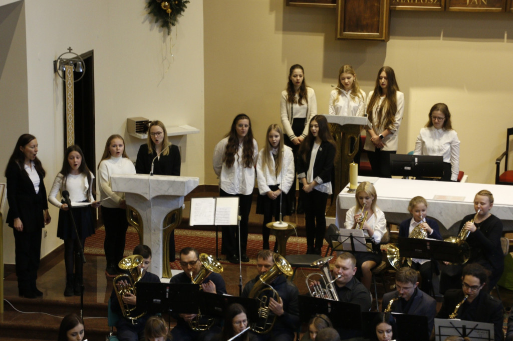 Koncert kolęd parafialnej orkiestry i scholi [FOTO]