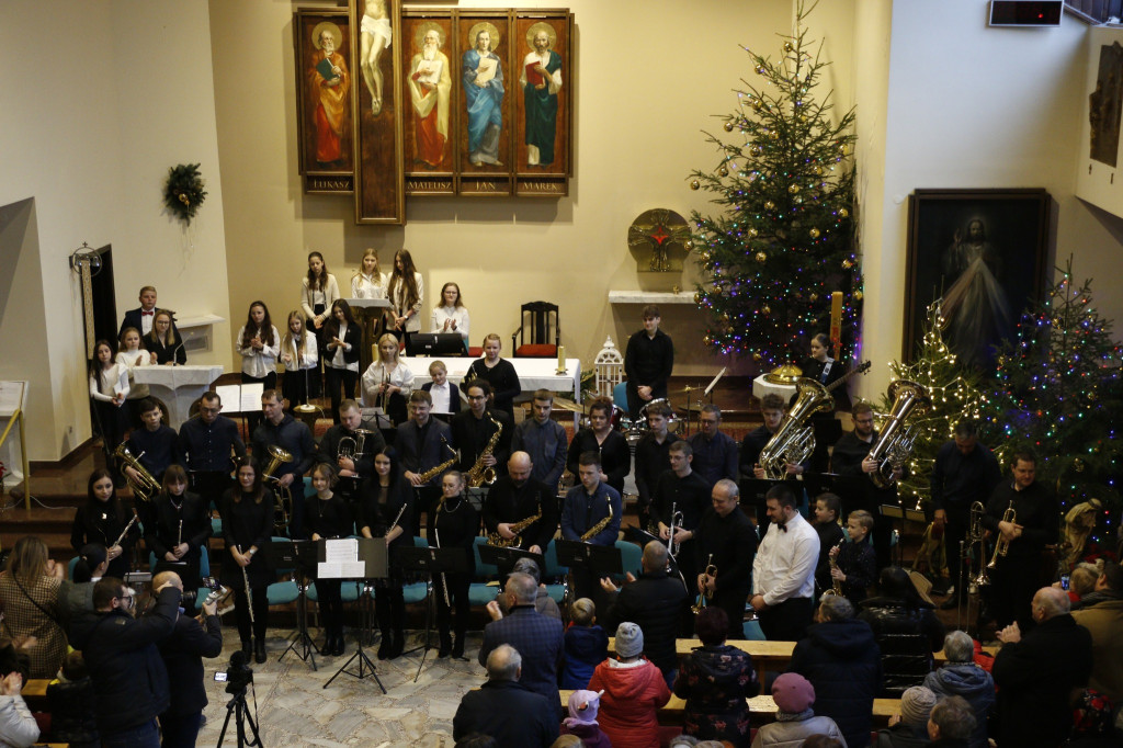 Koncert kolęd parafialnej orkiestry i scholi [FOTO]