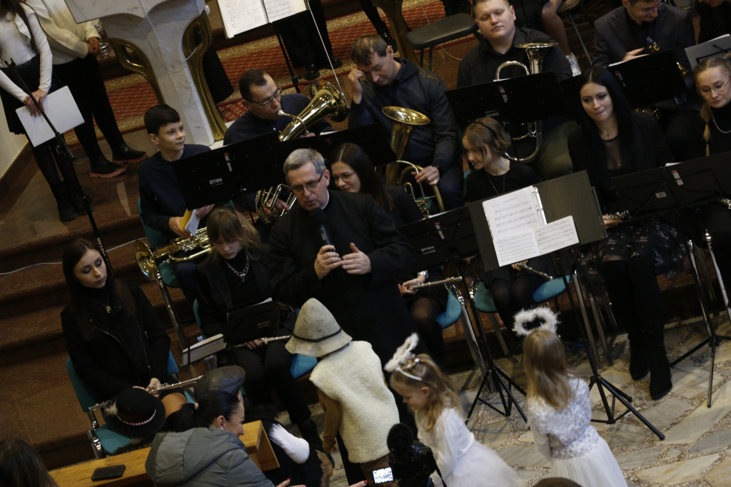 Koncert kolęd parafialnej orkiestry i scholi [FOTO]