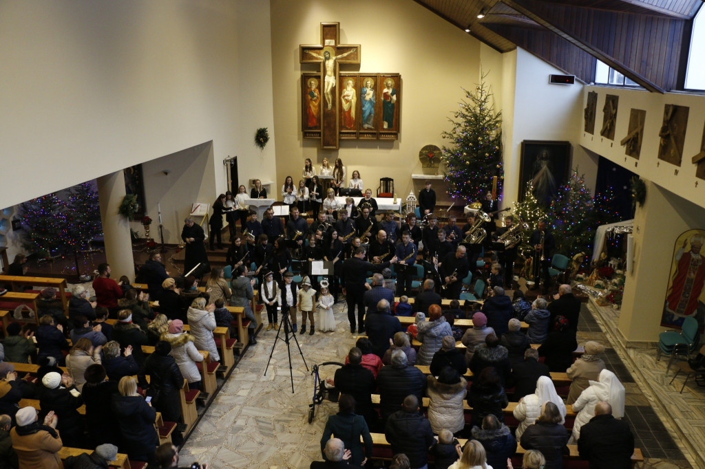 Koncert kolęd parafialnej orkiestry i scholi [FOTO]