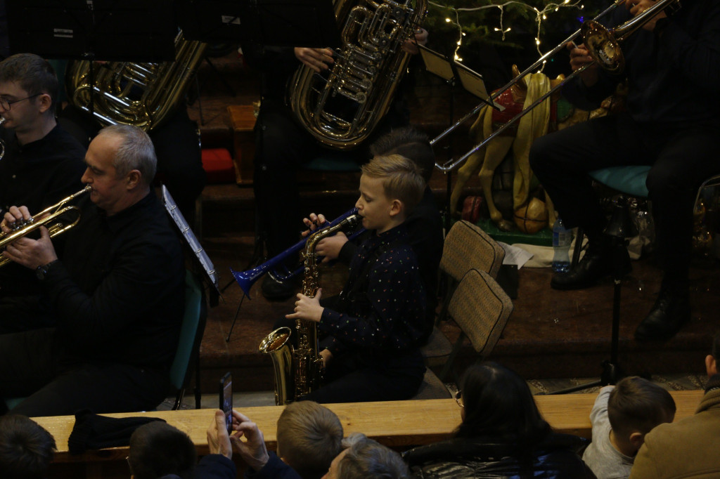 Koncert kolęd parafialnej orkiestry i scholi [FOTO]