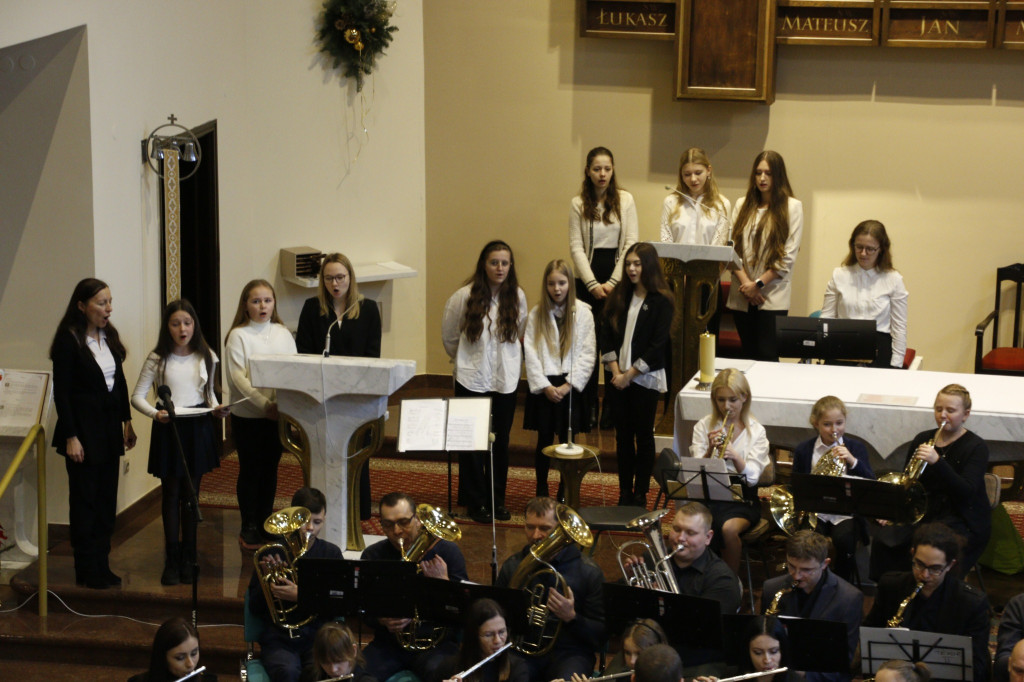 Koncert kolęd parafialnej orkiestry i scholi [FOTO]