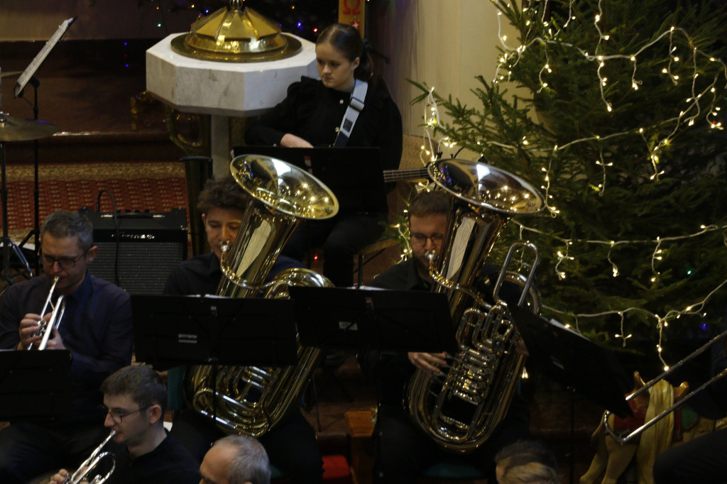 Koncert kolęd parafialnej orkiestry i scholi [FOTO]