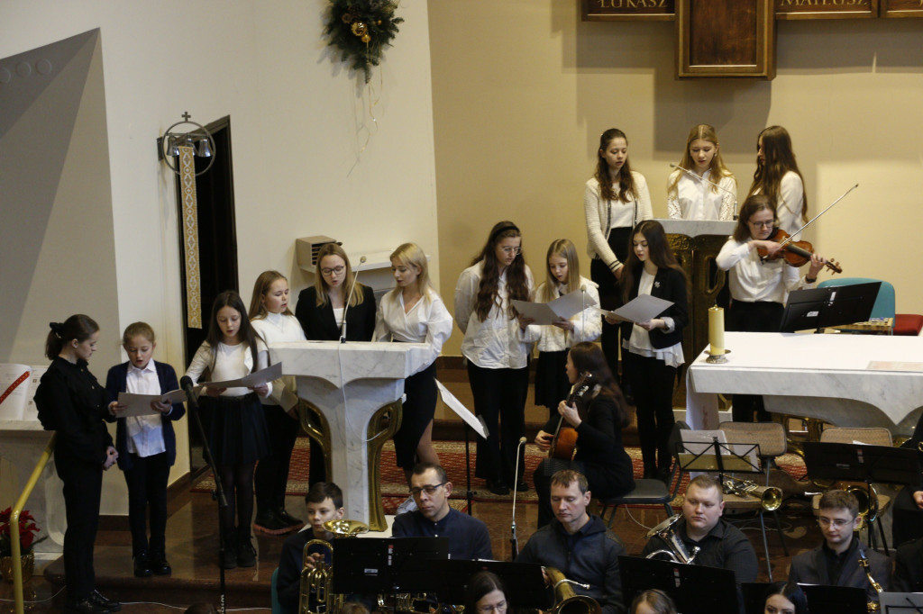 Koncert kolęd parafialnej orkiestry i scholi [FOTO]