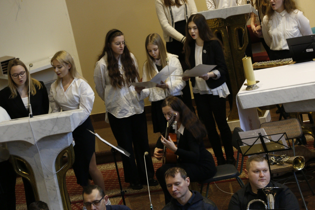 Koncert kolęd parafialnej orkiestry i scholi [FOTO]