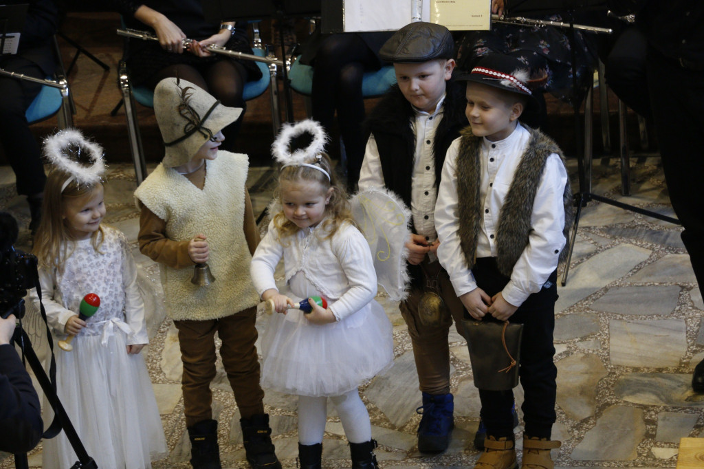 Koncert kolęd parafialnej orkiestry i scholi [FOTO]