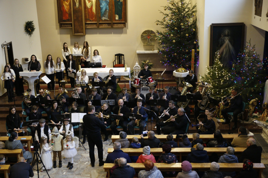 Koncert kolęd parafialnej orkiestry i scholi [FOTO]