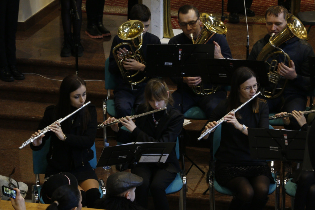 Koncert kolęd parafialnej orkiestry i scholi [FOTO]