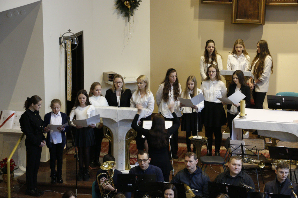 Koncert kolęd parafialnej orkiestry i scholi [FOTO]