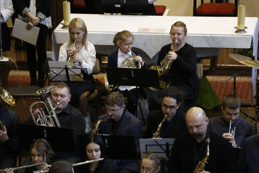 Koncert kolęd parafialnej orkiestry i scholi [FOTO]