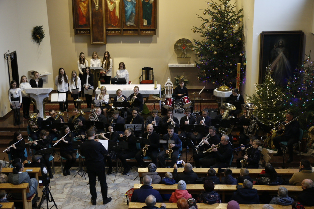 Koncert kolęd parafialnej orkiestry i scholi [FOTO]