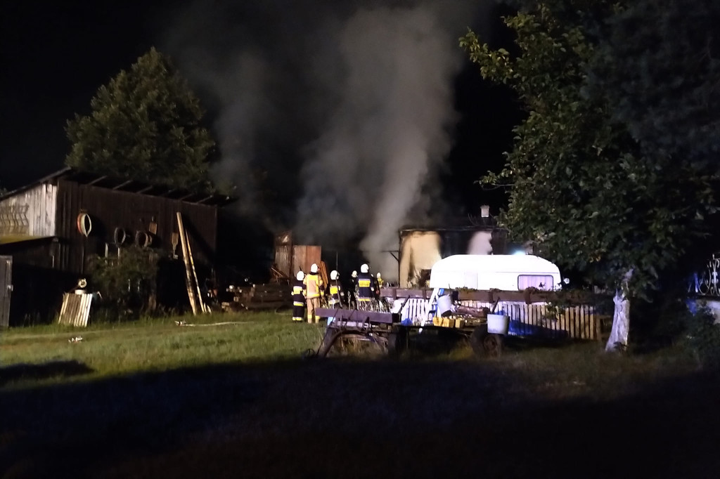 Rusinowice. Nocny pożar budynku gospodarczego [FOTO]