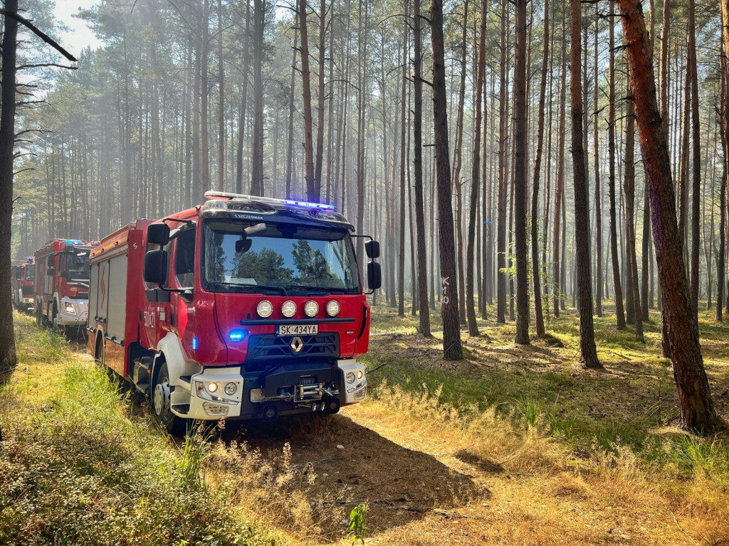 Pożar lasu gasiły samoloty, śmigłowiec i straże