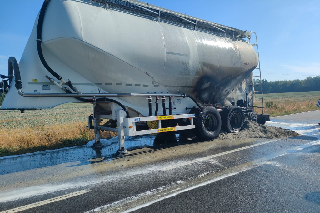 Pożar opon w naczepie ciągnika