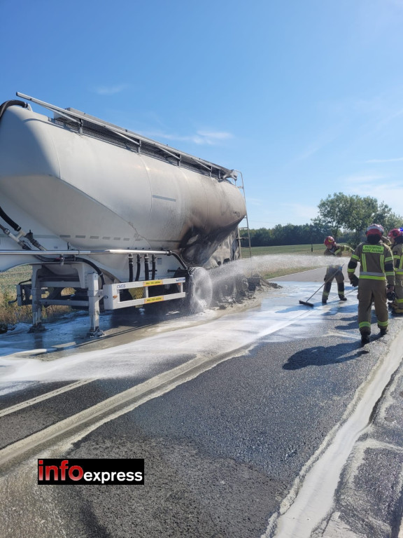 Pożar opon w naczepie ciągnika